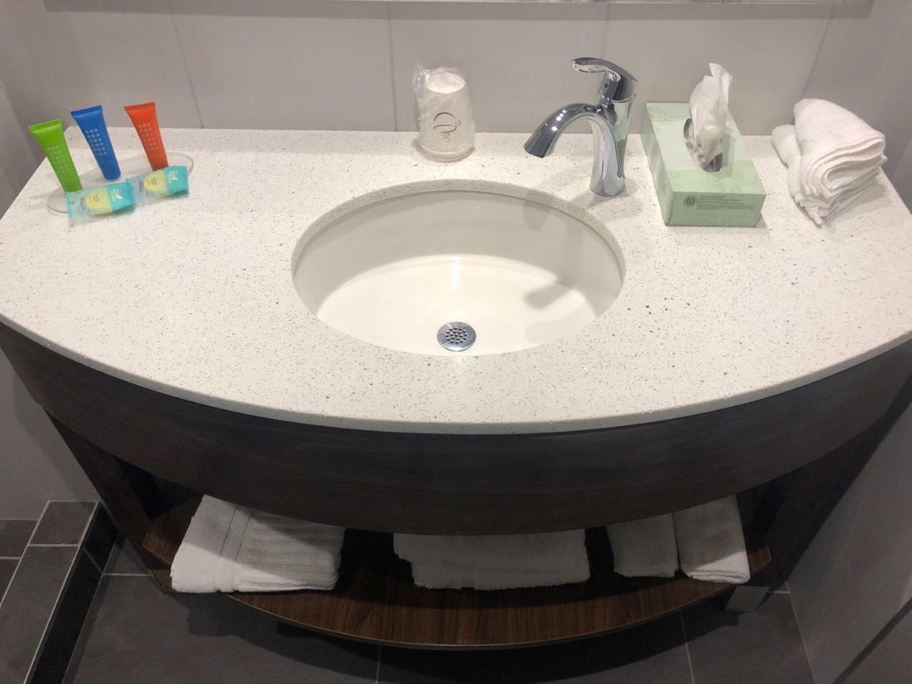 Comfort Inn & Suites - Kew Gardens Near La Guardia Airport 뉴욕 외부 사진